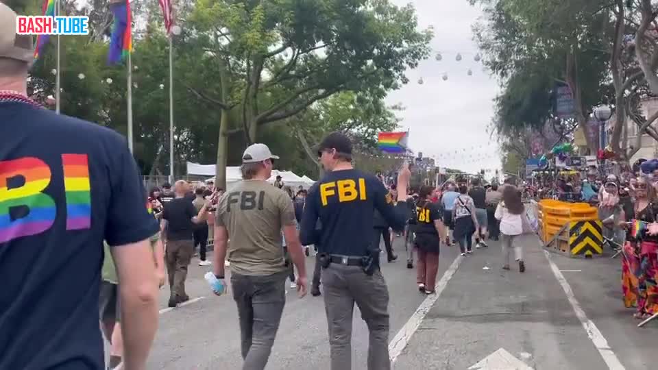 ⁣ Сотрудники ФБР участвуют в марше ЛГБТ-гордости в Голливуде, Лос-Анджелес