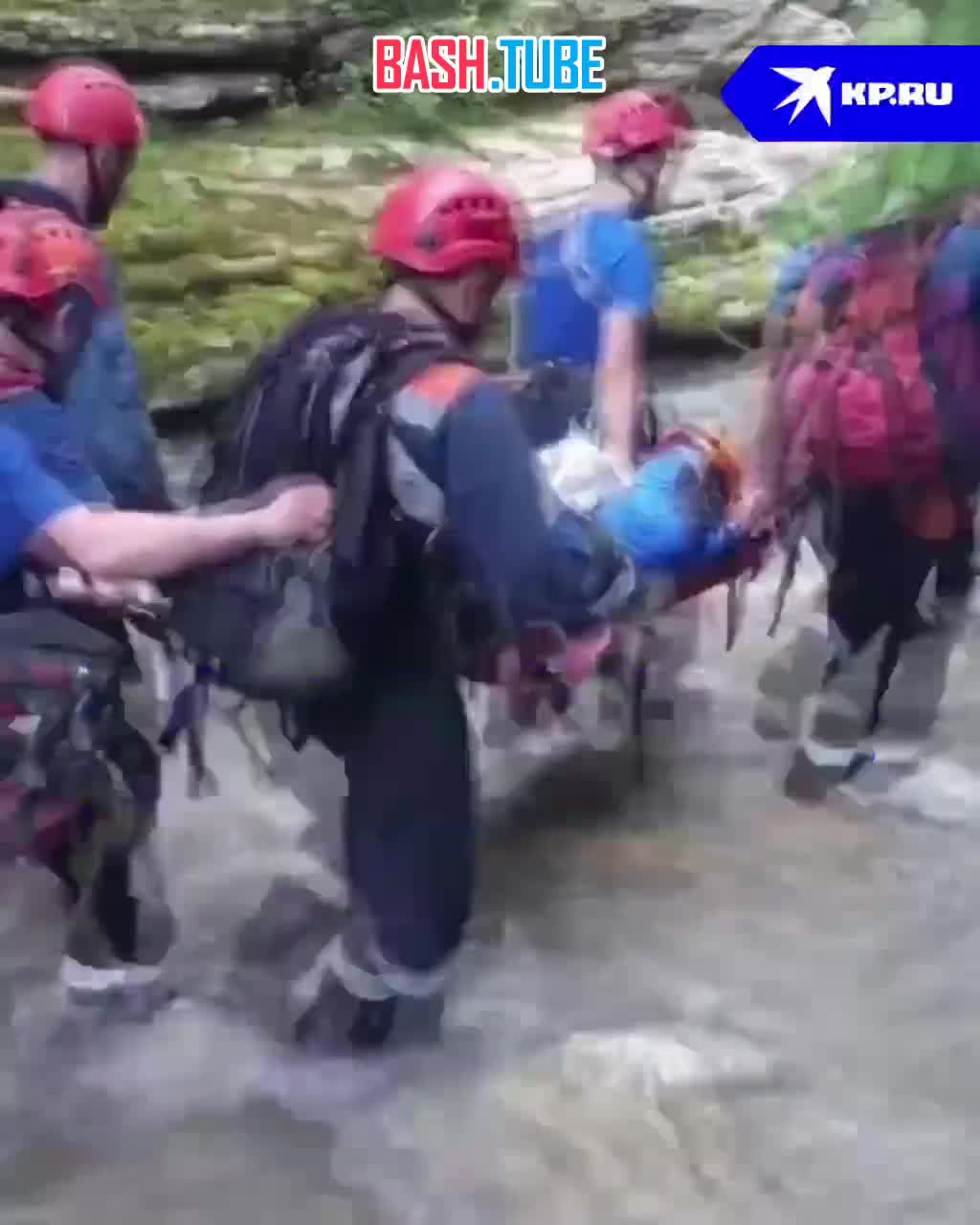 ⁣ Женщину со сломанной ногой сняли с горы спасатели