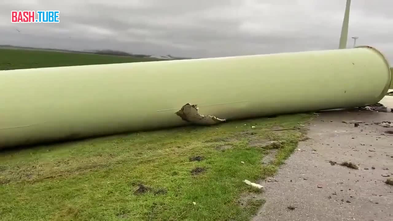  Ветряная турбина рухнула на землю в Нидерландах