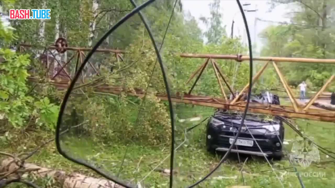 ⁣ В городе Кстово Нижегородской области из-за непогоды упал башенный кран