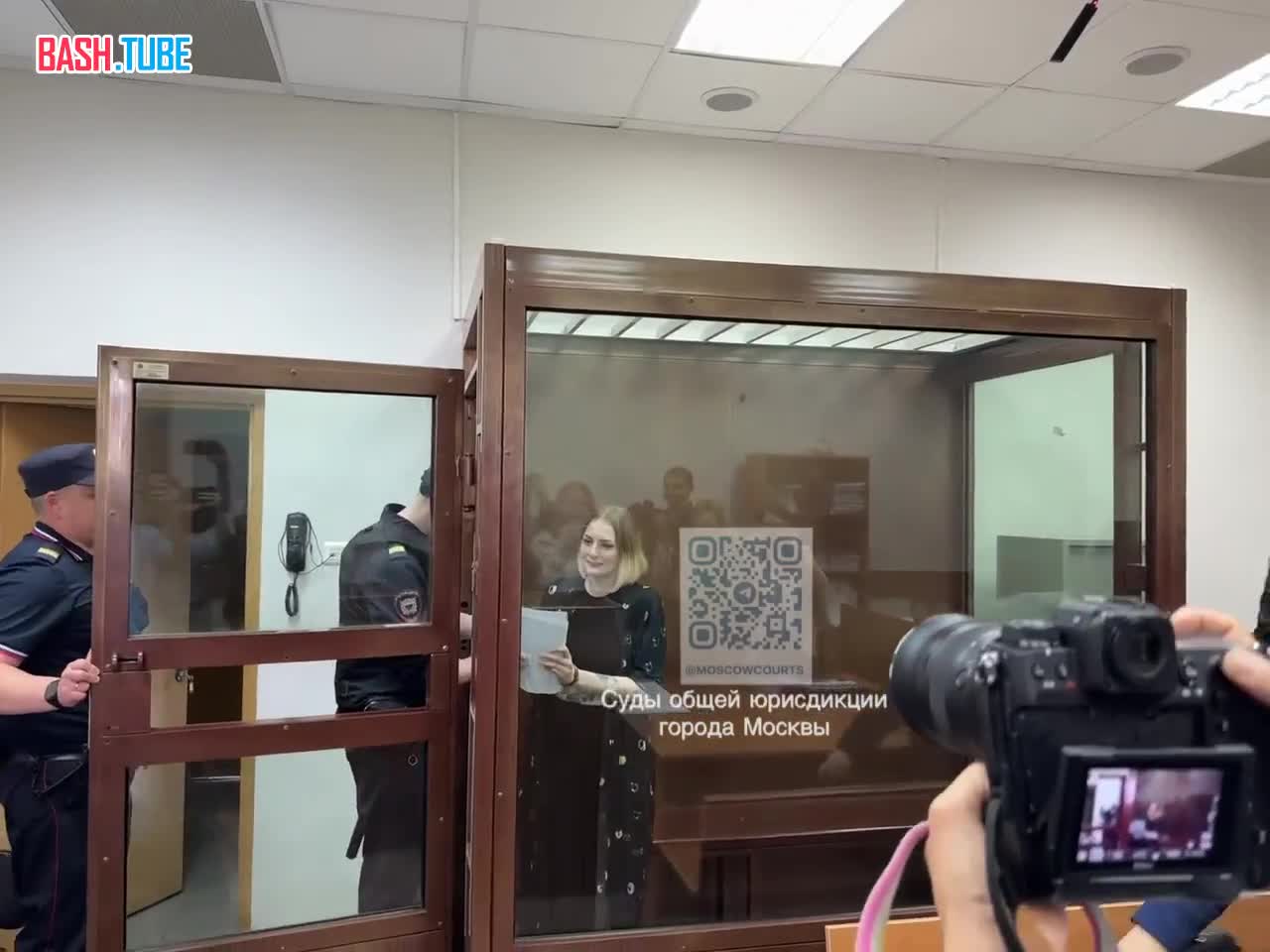 ⁣ Суд приговорил к 5,5 года колонии стримершу Анну Бажутову по делу о фейках о ВС РФ