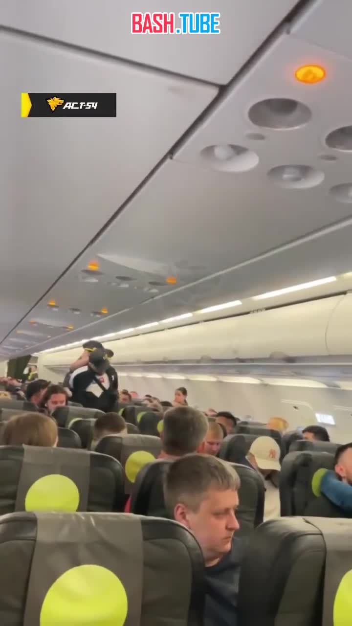 ⁣ Вылет рейса авиакомпании S7 Москва-Новосибирск задержали на 40 минут из-за буйного пассажира