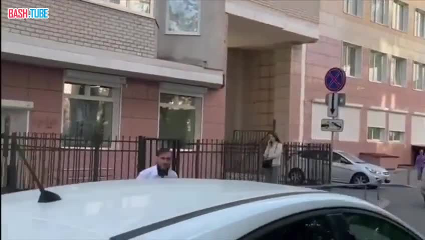 ⁣ В Екатеринбурге мужчина напал на съёмочную группу телеканала «Крик-ТВ»