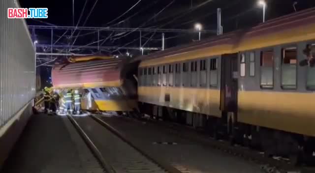 ⁣ Два человека погибли, десятки пострадали при столкновении пассажирского и товарного поездов в Чехии