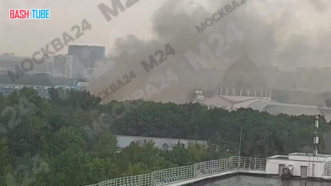 ⁣ На ВДНХ молния ударила в крышу здания «Детского посольства», сообщает АГН «Москва»