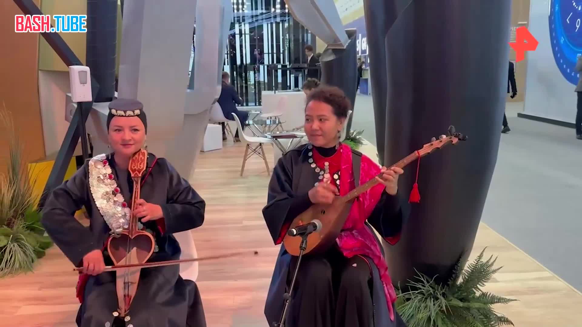 ⁣ Башкирскую народную музыку играют девушки на стенде республики на ПМЭФ-2024