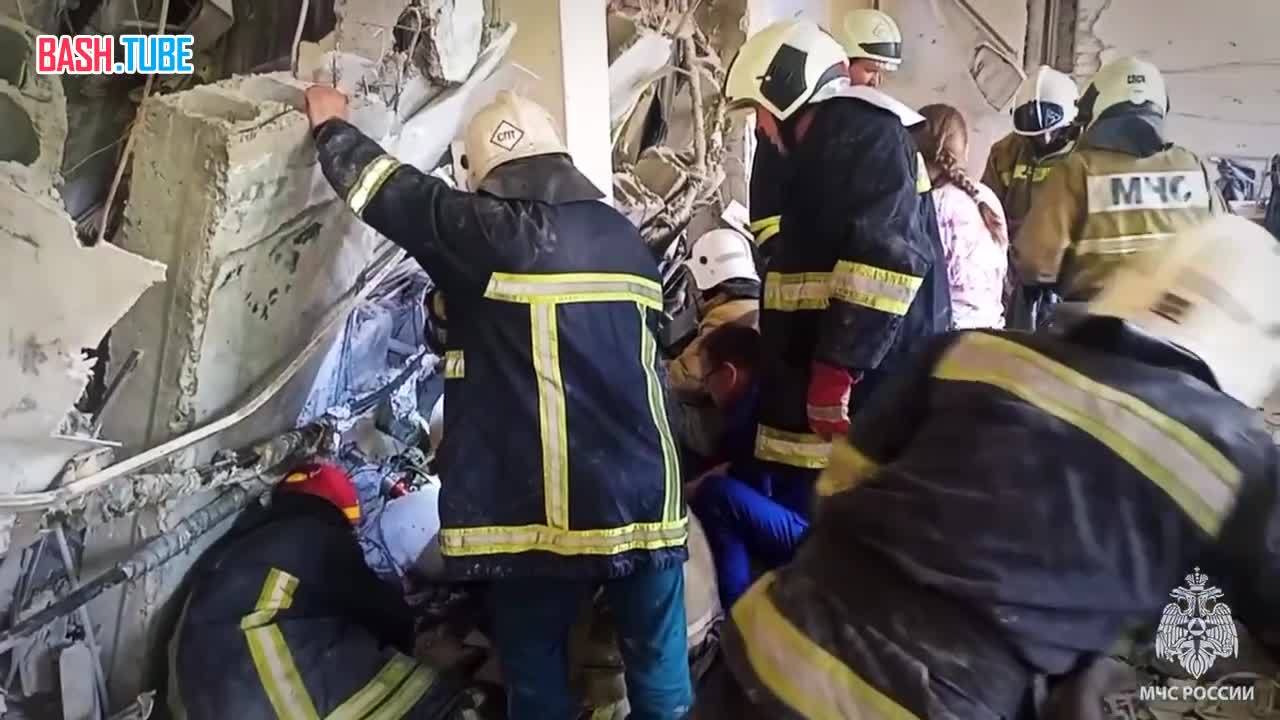 ⁣ В Луганске спасатели пытаются достать из-под завалов дома человека. Семерых им уже удалось спасти