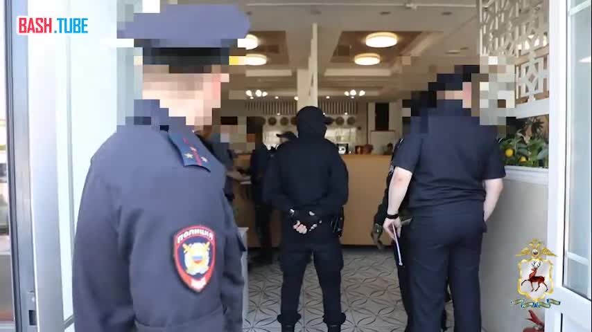 ⁣ Полицейские прошлись по забегаловкам Ленинского района Нижнего - проверяли документы работающих мигрантов