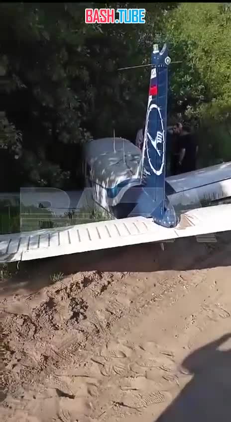 ⁣ Легкомоторный самолет приземлился прямо на шоссе в Подмосковье