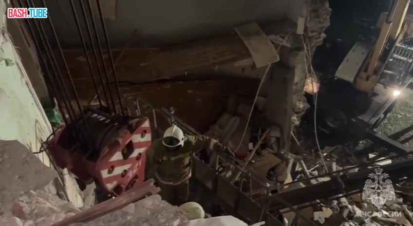 ⁣ В Луганске на месте обрушения подъезда из-за удара ВСУ разобраны конструкции до 1 этажа, спасатели взялись за подвал