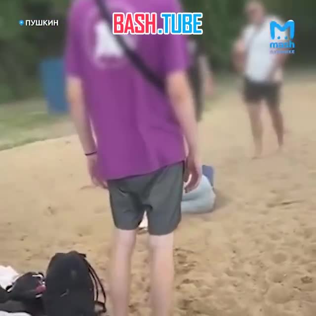 ⁣ Трое подростков устроили скачки по живому человеку на пляже в Пушкине