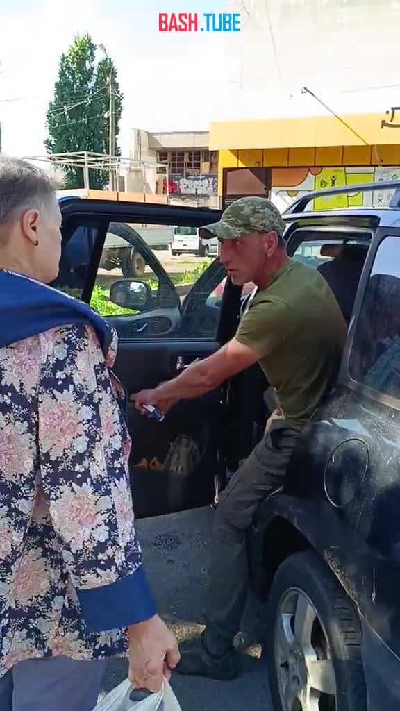 ⁣ В Харькове военкомы закинули в автомобиль пьяного мужчину, спавшего на дороге возле пивного магазина