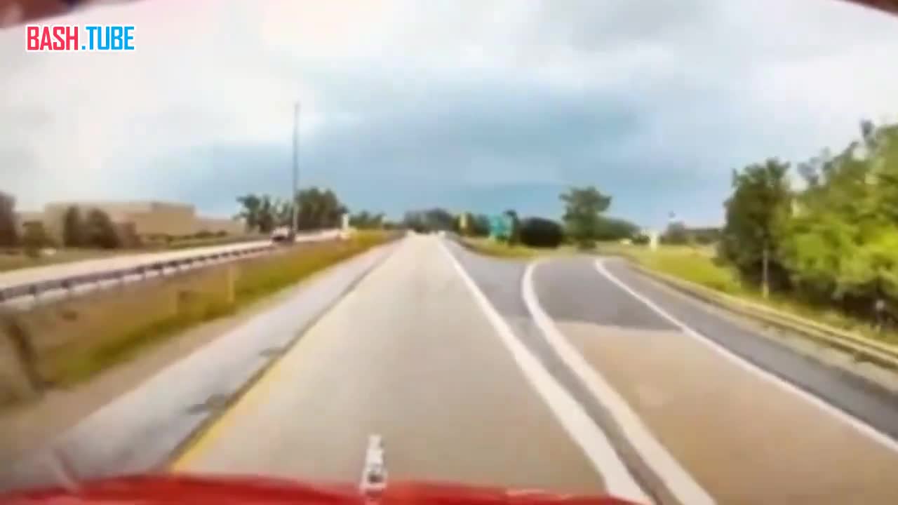 ⁣ Эпический пролёт внедорожника через шоссе попал на авторегистратор в Мичигане, США