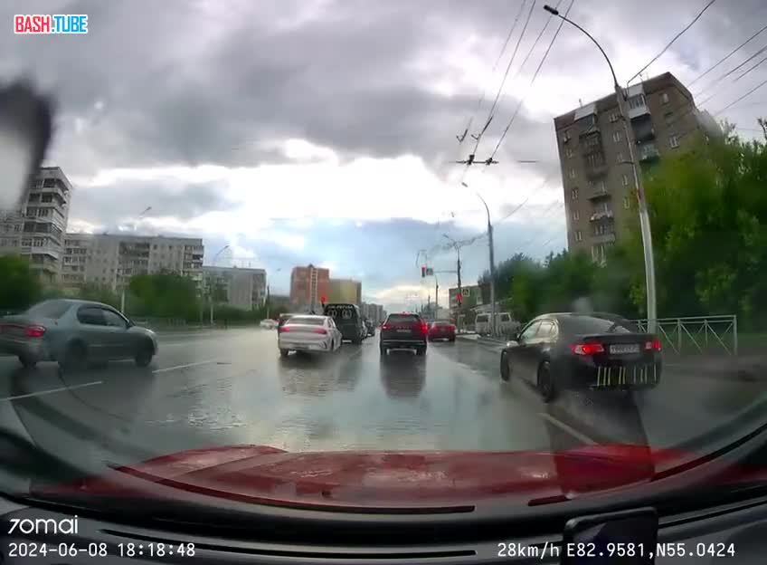 ⁣ Двое неизвестных мужчин напали на водителя на улице Кошурникова