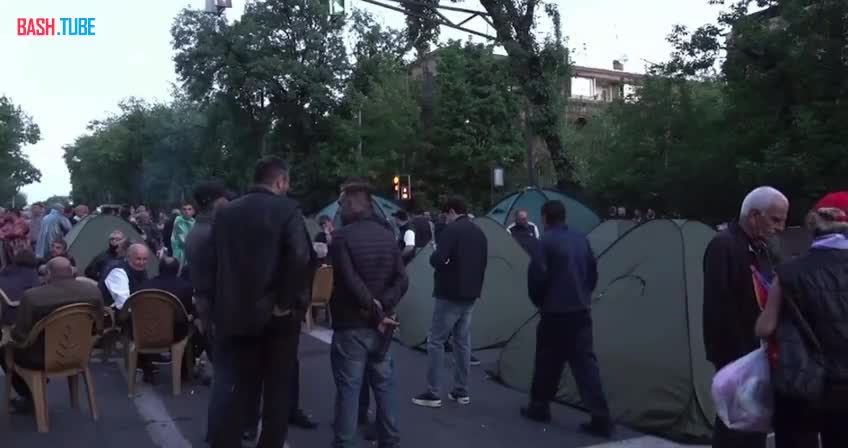 ⁣ В Армении протестующие провели ночь в палатках перед зданием парламента