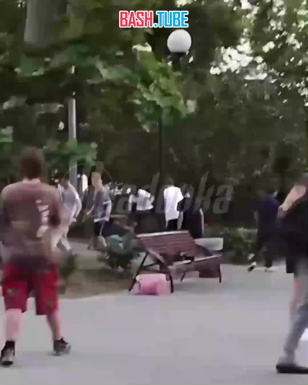 ⁣ В Севастополе толпа нерусских схлестнулась в детском парке и забила ногами 17-летнего спортсмена, проходившего мимо