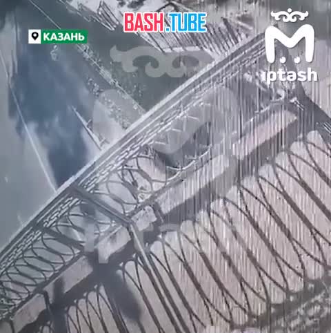 ⁣ Парень упал с моста на Карбышева в Казани