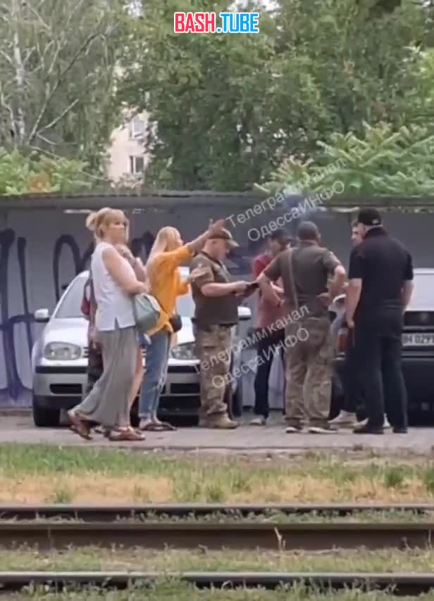 ⁣ Военкомы в Одессе взяли «ухилянта» под руки и запихнули в машину