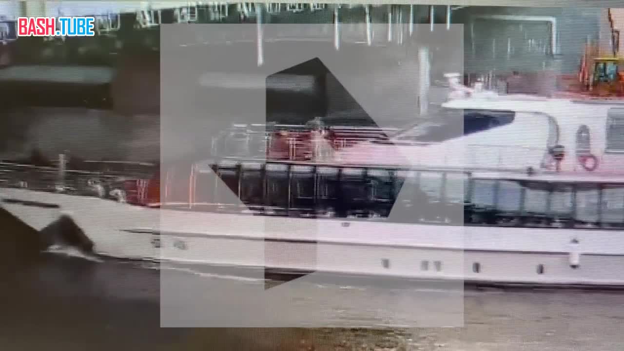 ⁣ Экстремальный прыжок с Крымского моста в Москве попал на видео