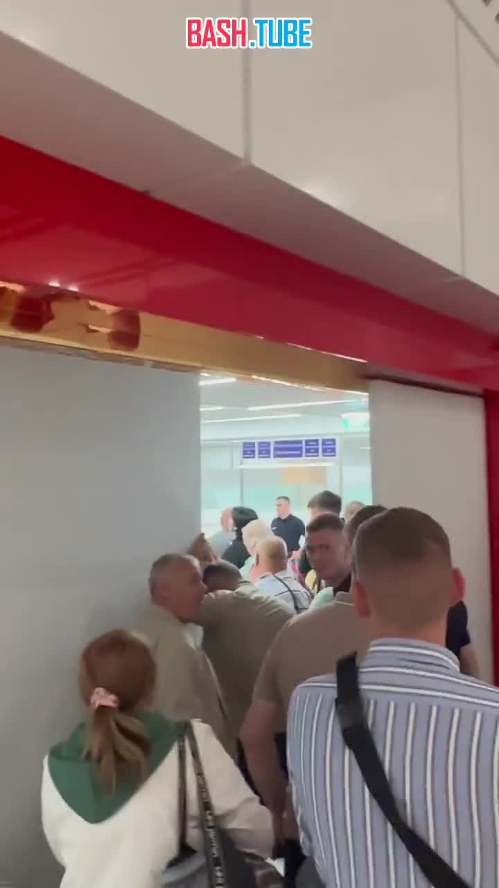 ⁣ В аэропорту Кишинева задержали пассажиров, прилетевших с ПМЭФ, пишут «Известия»