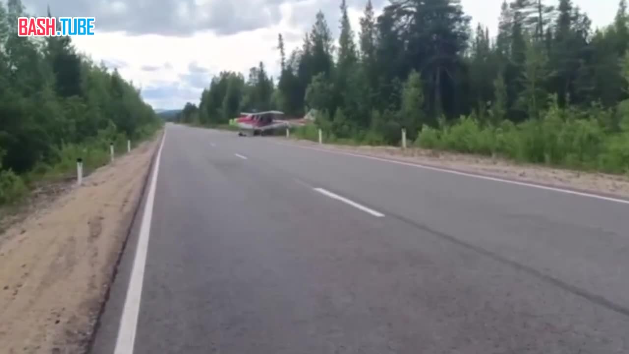⁣ Легкомоторный самолет сел на дорогу в Мурманской области