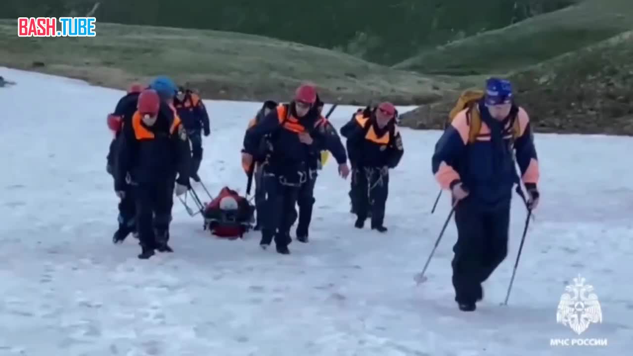 ⁣ Спасатели эвакуировали туристку сломавшую ногу в горах Карачаево-Черкесии