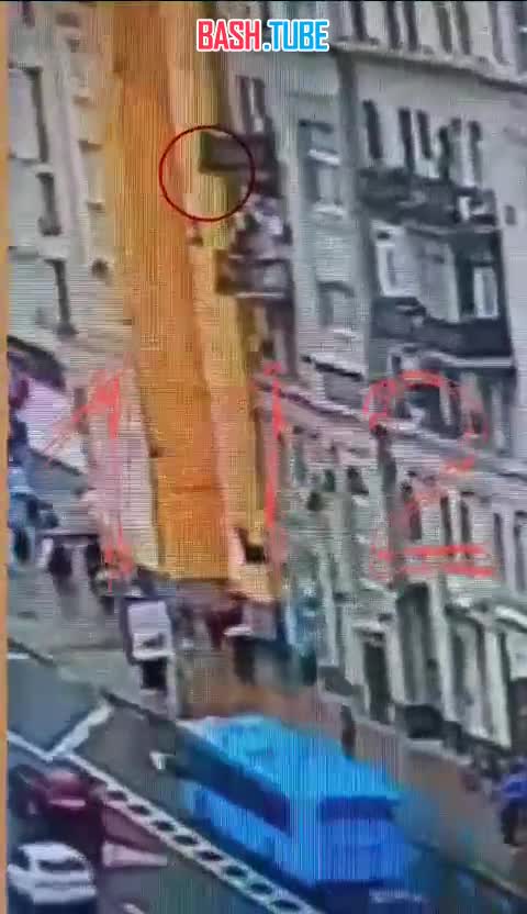 ⁣ Момент, как часть балкона жилого дома рухнула на голову проходящей мимо девушке на проспекте Мира в центре Москвы