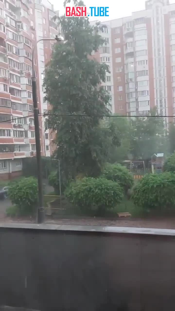 ⁣ В Москве бушует стихия - пошел сильный дождь