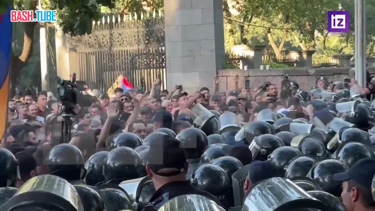 ⁣ В Армении полиция начала применять шумовые гранаты против митингующих. Об этом сообщил журналист Айк Арутюнян