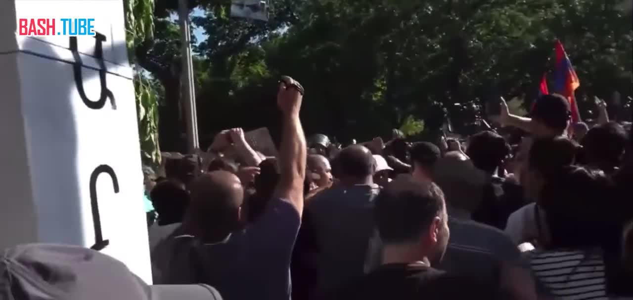 ⁣ У парламента Армении начались столкновения оппозиции с полицией