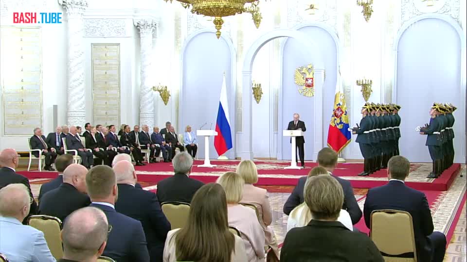⁣ Владимир Путин в Кремле поздравил граждан с Днем России. Он отметил, что «это праздник в честь нашей Родины»