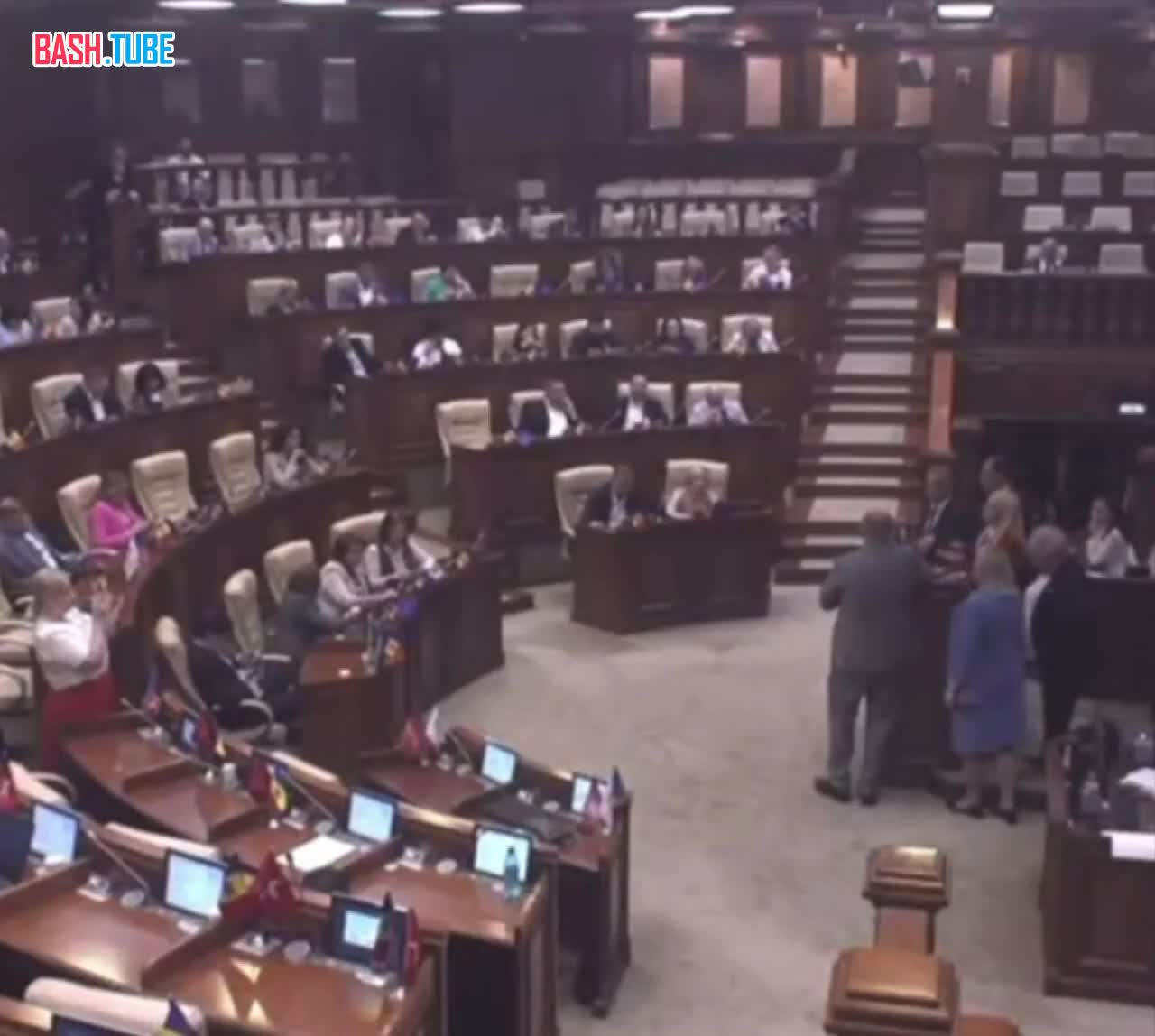⁣ Парламент Молдавии всё больше напоминает Верховную раду