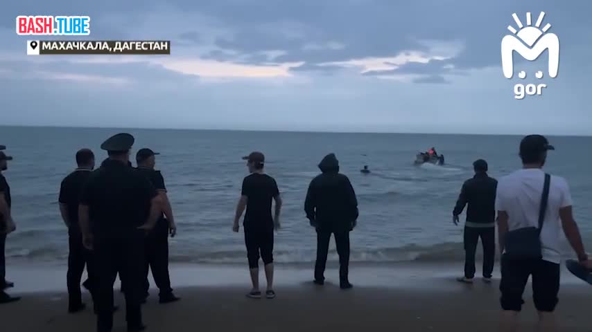 ⁣ Полицейские спасли шесть человек на пляже Махачкалы - их отправили в больницу. В городе сейчас бушует ураган