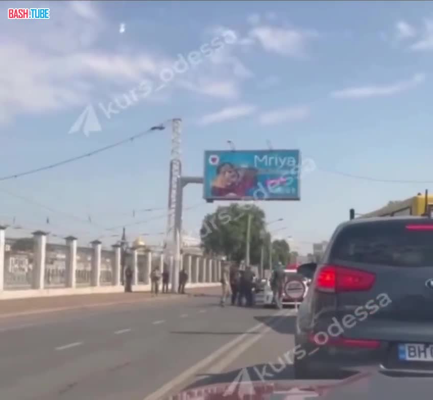 ⁣ Военкомы и полицейские толпой скрутили украинца прямо на дороге в Одессе, пишут в местных группах