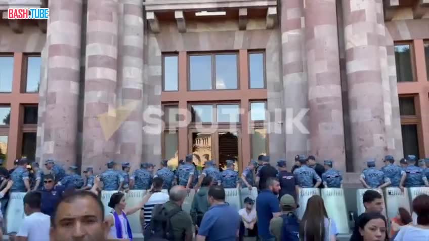 ⁣ Полицейские отвернулись от протестующих, которые сегодня снова пришли к зданию правительства Армении
