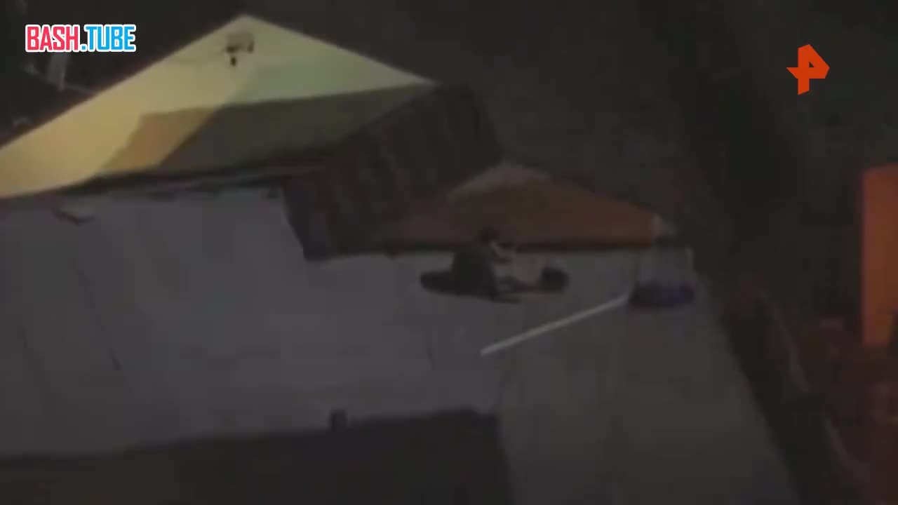 ⁣ Неадекват забрался на крышу здания и открыл огонь из дробовика по полицейским в Калифорнии