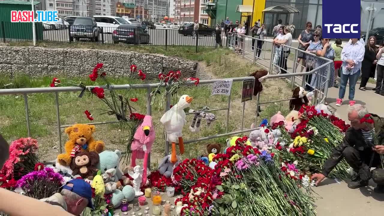 ⁣ В Благовещенске местные жители несут цветы и игрушки к месту ДТП