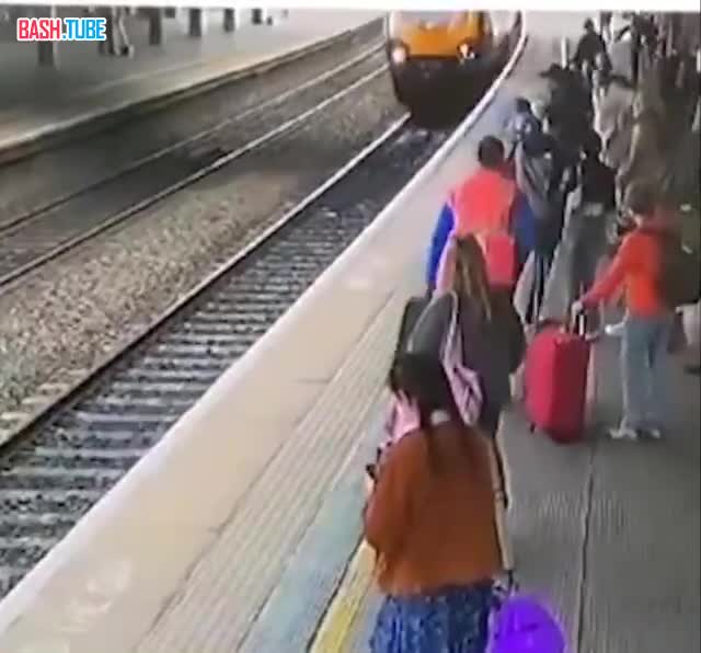 ⁣ Трехмесячный ребенок чудом не попал под колеса поезда в Британии