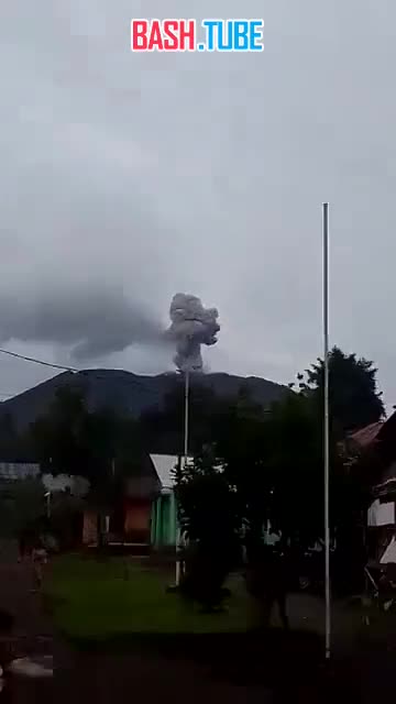 ⁣ Вулкан Ибу в Индонезии возобновил извержение, выбросив сегодня утром столб пепла