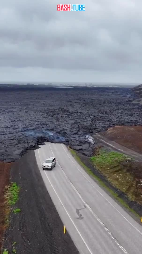 ⁣ Главная дорога, ведущая в исландский город Гриндавик непроходима после недавнего извержения вулкана