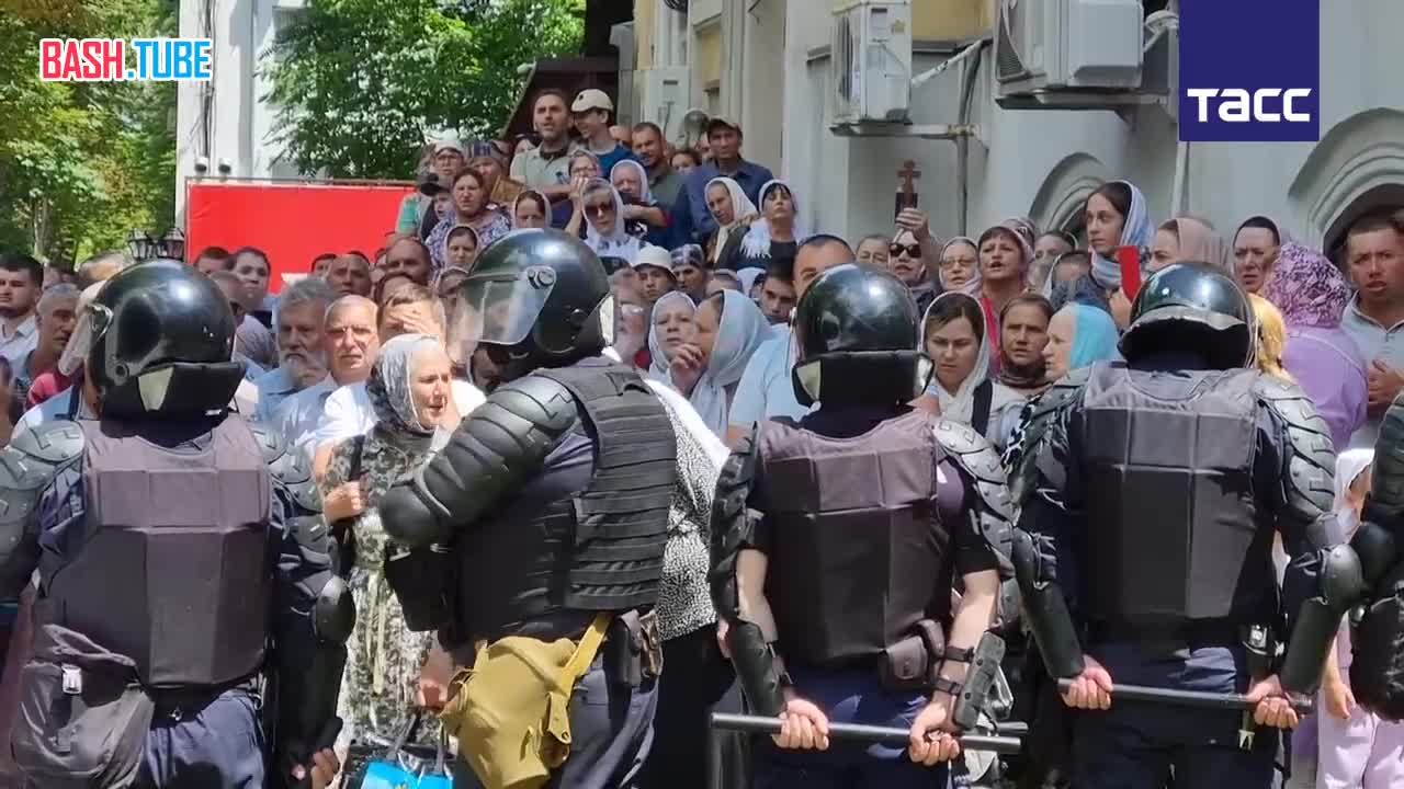 ⁣ В Кишиневе освистали участников марша ЛГБТ*-сообщества которые прошли по одной из улиц столицы Молдавии под охраной полиции