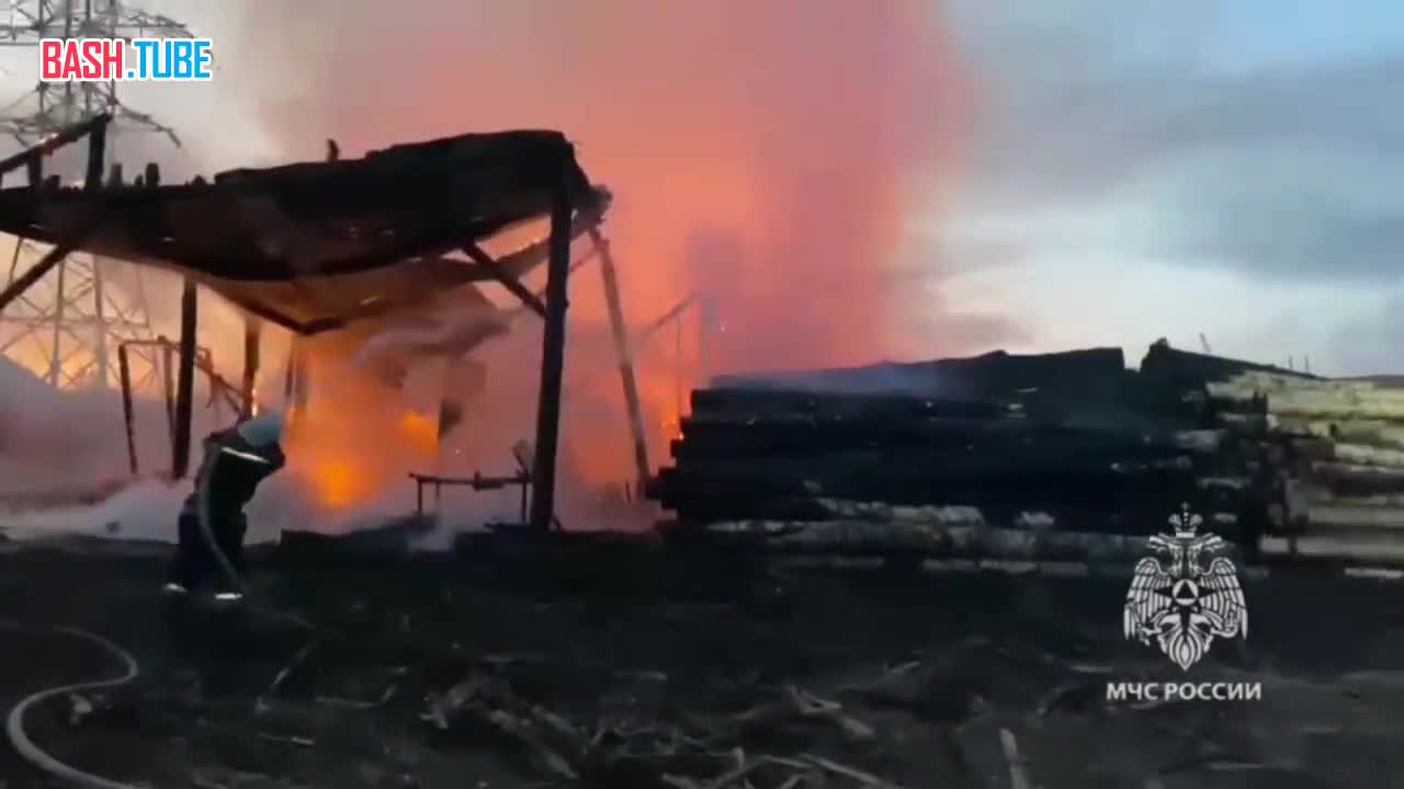 ⁣ Спасатели в Канске сутки борются с пожаром на деревообрабатывающем предприятии