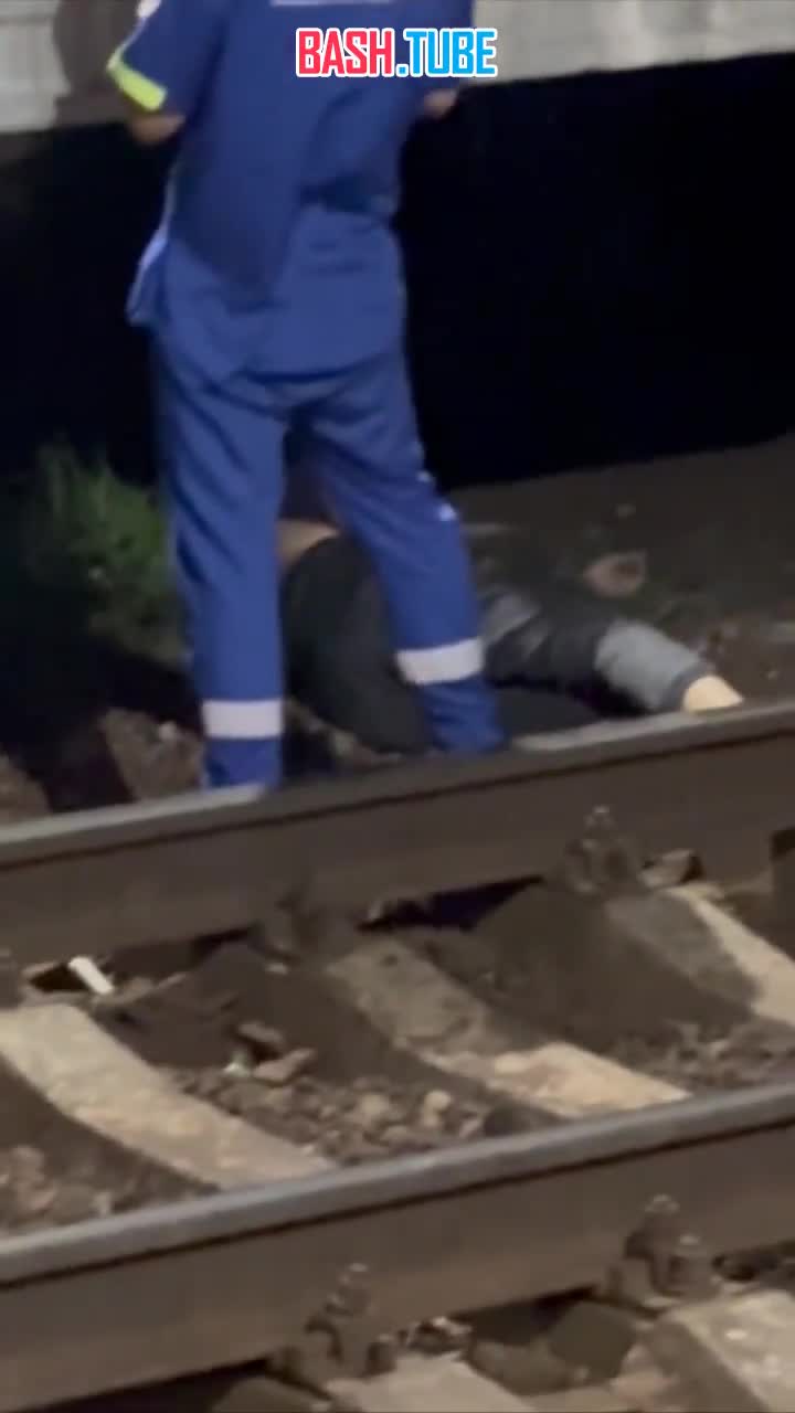 ⁣ Мужчина пытался «зайцем» уйти с платформы Весенняя и попал под электричку. Спасти его не смогли
