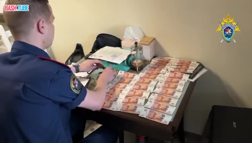 ⁣ СК Ленобласти и ФСБ пришли под Тосно за полицейским, вымогавшим полмиллиона рублей у свидетеля