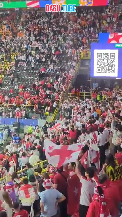 ⁣ Фанаты соборных Грузии и Турции устроили потасовку на стадионе перед матчем Евро