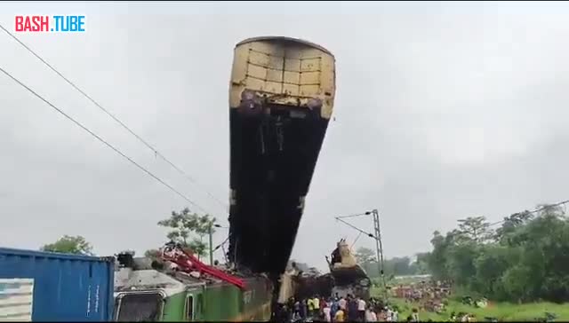 ⁣ В индийском штате Западная Бенгалия грузовой поезд столкнулся с пассажирским экспрессом
