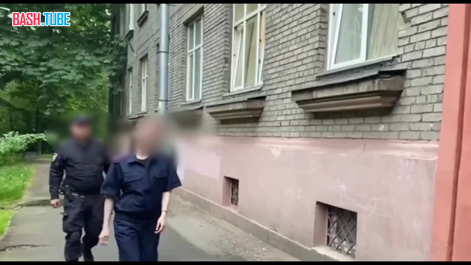 ⁣ Мужчина из-за ревности выбросил жену из окна дома в Петербурге