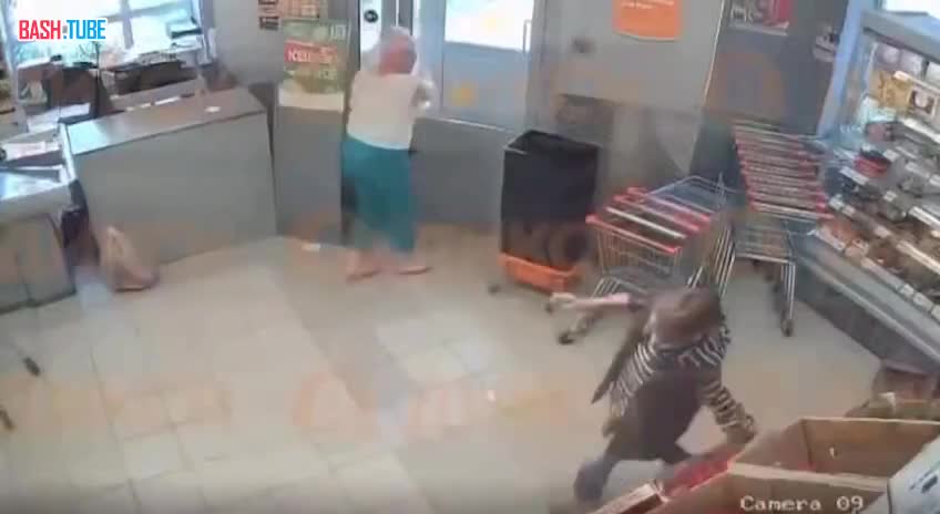 ⁣ Девушка начала кидаться на посетителей магазина в подмосковном Воскресенске
