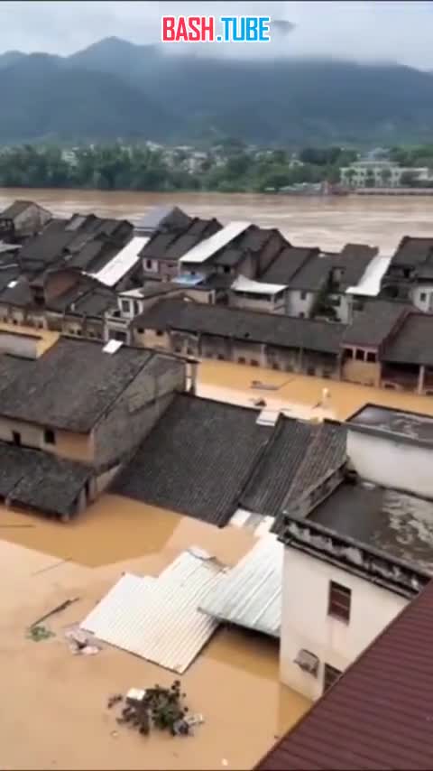 ⁣ В китайских провинциях Фуцзянь и Гуандун уже третьи сутки продолжаются сильнейшие наводнения, идёт масштабная эвакуация