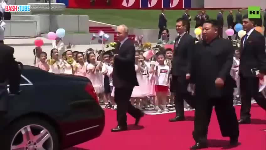 ⁣ На переговоры Путин и Ким Чен Ын уехали на открытом автомобиле. Они пройдут в госрезиденции «Кымсусан»